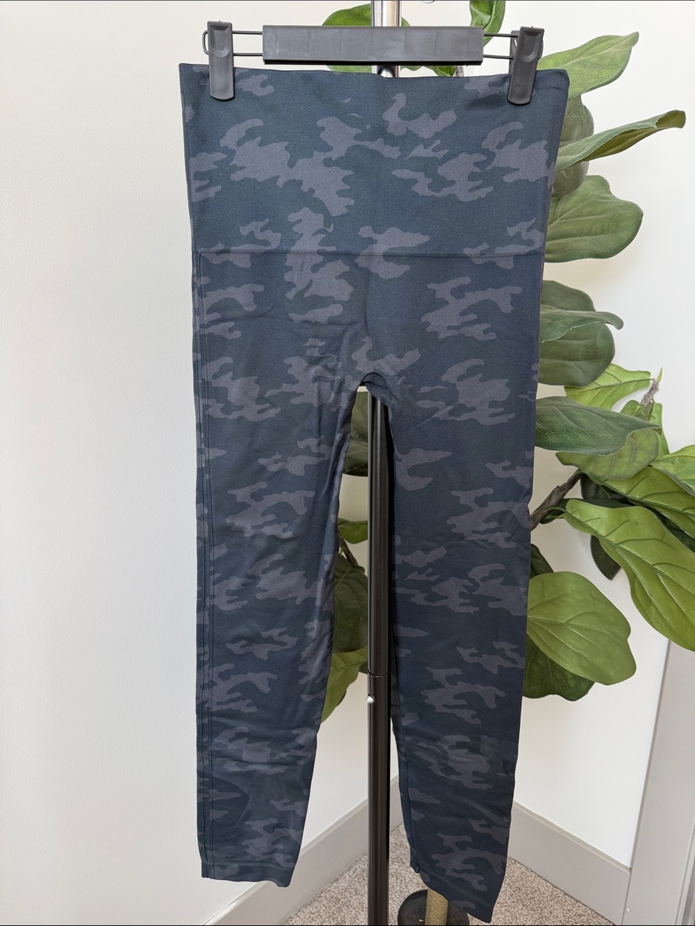 Spanx Women’s Black Camo Leggings -never worn